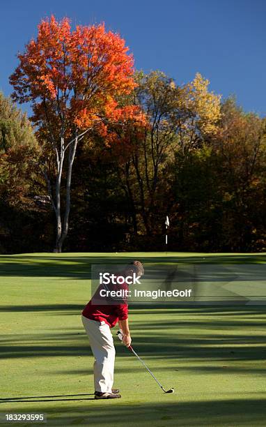 Foto de Um Golfista Preparar A Sua Foto Em Um Lindo Dia De Outono e mais fotos de stock de Golfe