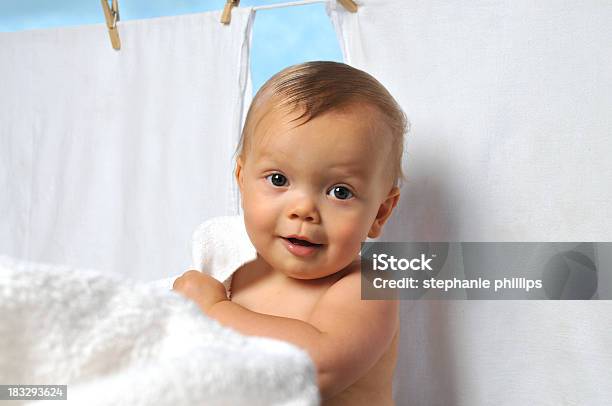 Bonito Bebê Menina Jogar Na Roupa Suja - Fotografias de stock e mais imagens de Fralda de tecido - Fralda de tecido, Bebé, 12-23 Meses