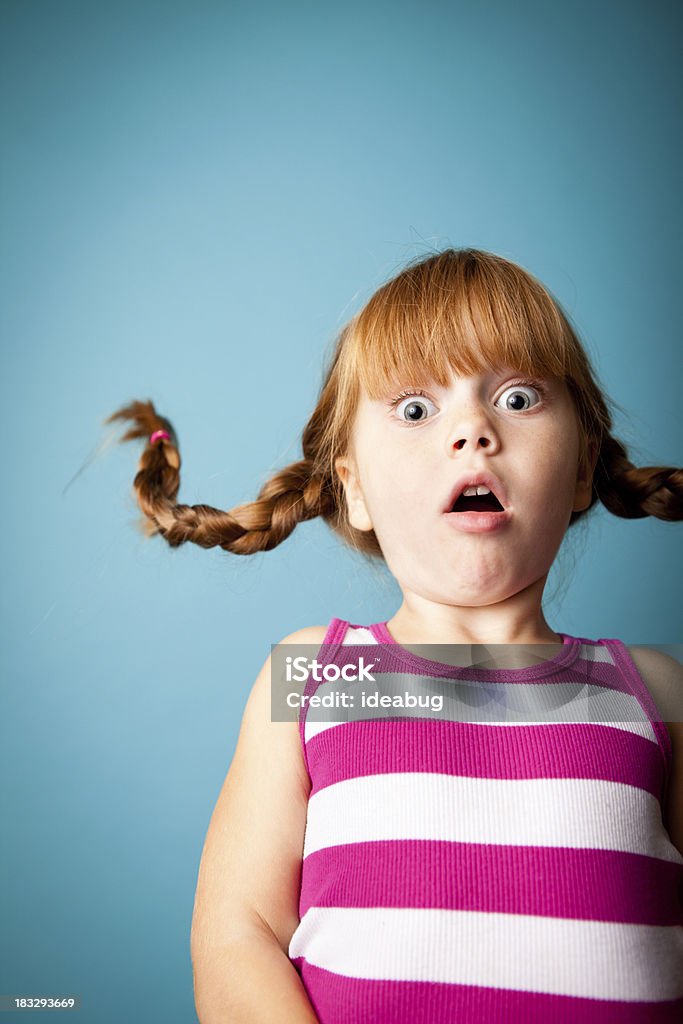 레드 스타일의 여자아이, 위쪽으로 브레이드 및 외관을 뿅 - 로열티 프리 놀라움 스톡 사진