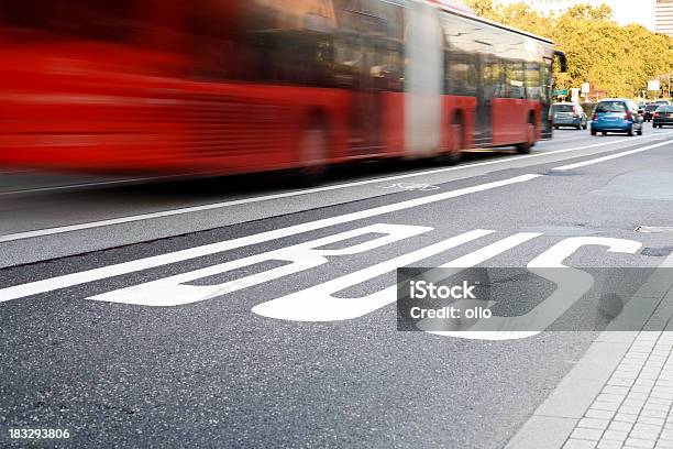 Carril De Autobús Foto de stock y más banco de imágenes de Carril de autobús - Carril de autobús, Movimiento borroso, Fotografía - Imágenes