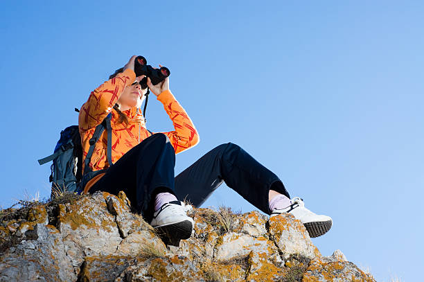 traveller mirando a través de binoculares - pursuit binoculars mountain sky fotografías e imágenes de stock