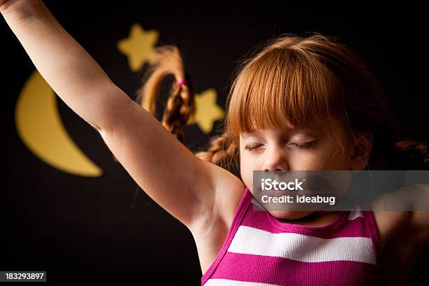 少女へのブレード付きストレッチ月と星の下で - 1人のストックフォトや画像を多数ご用意 - 1人, 4歳から5歳, カラー画像
