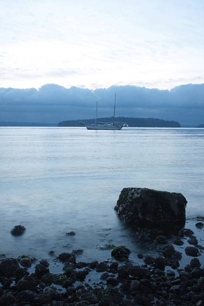 agua que fluye y navegación a vela - sea water single object sailboat fotografías e imágenes de stock