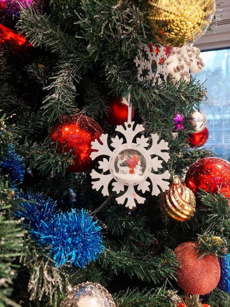 decorações da árvore de natal (chapéu de ano novo, bolas coloridas, doces, pequenas caixas de presente) - hard candy flash - fotografias e filmes do acervo