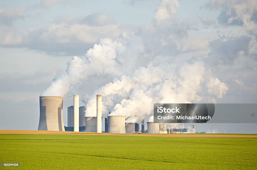 Verde campi di fronte allo Skyline di settore - Foto stock royalty-free di Agricoltura