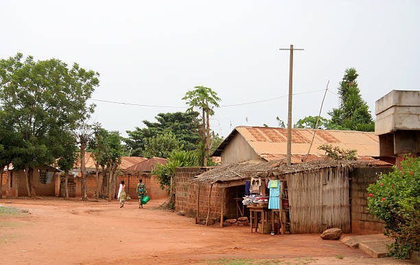 afrikanischer street scene - dorf stock-fotos und bilder