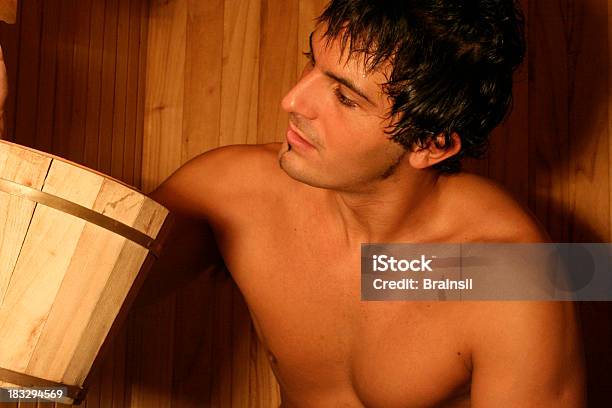 Hombre En El Sauna Foto de stock y más banco de imágenes de Foto natural - Foto natural, Hombres jóvenes, Naturaleza