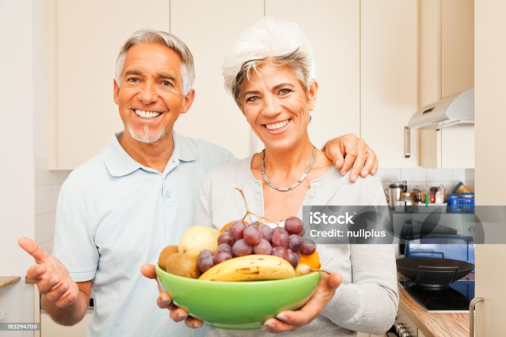 Sênior casal na cozinha - Foto de stock de Fruta royalty-free