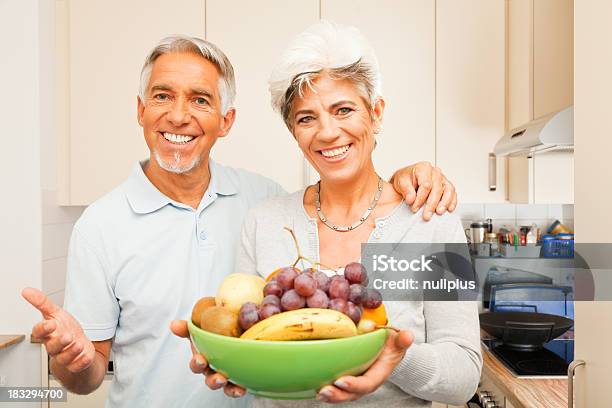 Foto de Sênior Casal Na Cozinha e mais fotos de stock de Fruta - Fruta, Homens Idosos, 50 Anos