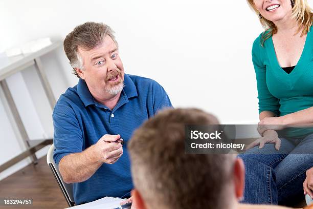 Grupo De Pessoas Em Uma Reunião - Fotografias de stock e mais imagens de 30-39 Anos - 30-39 Anos, Acordo, Adulto