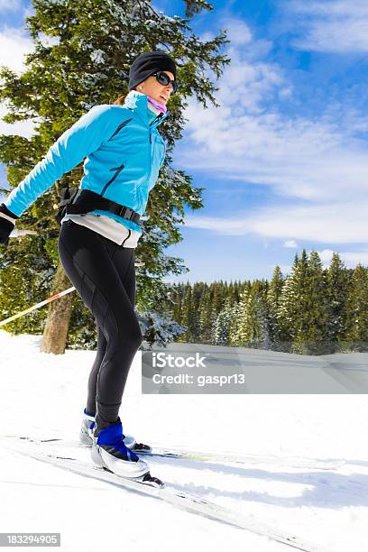 Cross Country Skiingskatestyle Stockfoto und mehr Bilder von Aktiver Lebensstil - Aktiver Lebensstil, Aktivitäten und Sport, Baum