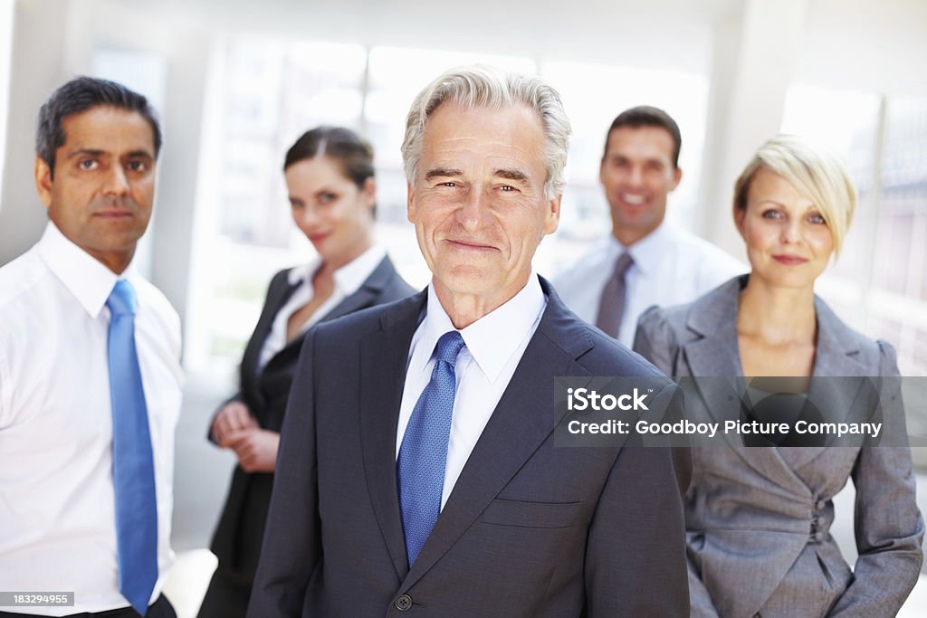 Bem sucedido homem de negócios maduro com sua equipe em segundo plano - Royalty-free 40-49 Anos Foto de stock