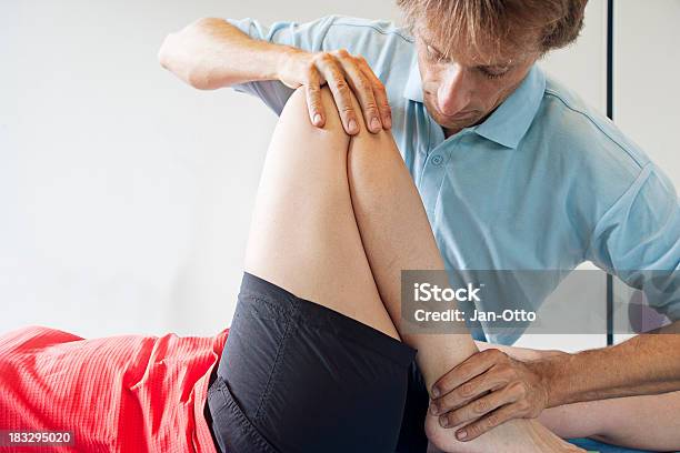 Testing Flexibilität Eines Knie Stockfoto und mehr Bilder von Hüfte - Hüfte, Arthrosen, Alternative Behandlungsmethode