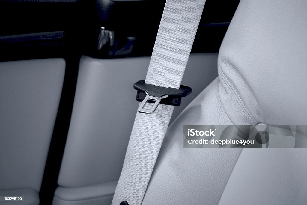 Cinto de segurança em um carro de luxo com estofados de couro branco. - Foto de stock de A caminho royalty-free