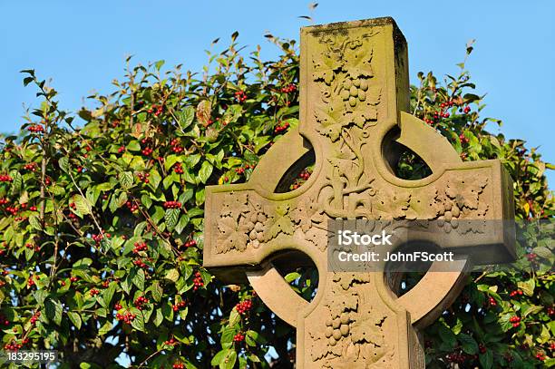 Rzeźbione Kamień Krzyż Celtycki W Cemetry Szkocji - zdjęcia stockowe i więcej obrazów Bez ludzi - Bez ludzi, Chrześcijaństwo, Cmentarz