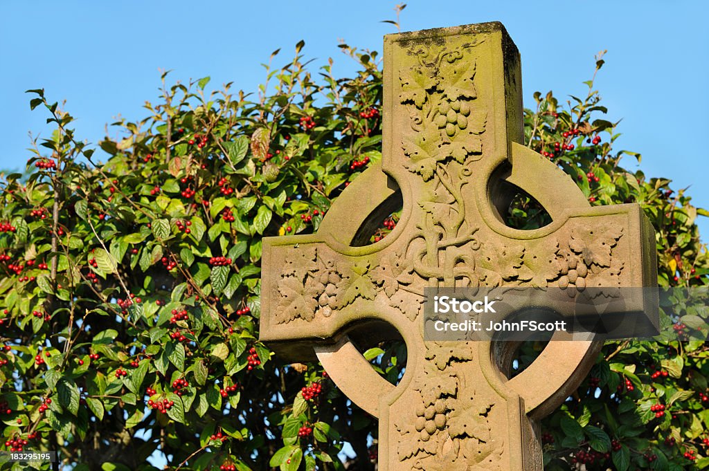 Cruz Céltica de pedra esculpidas em um Scottish cemetry - Foto de stock de Antigo royalty-free