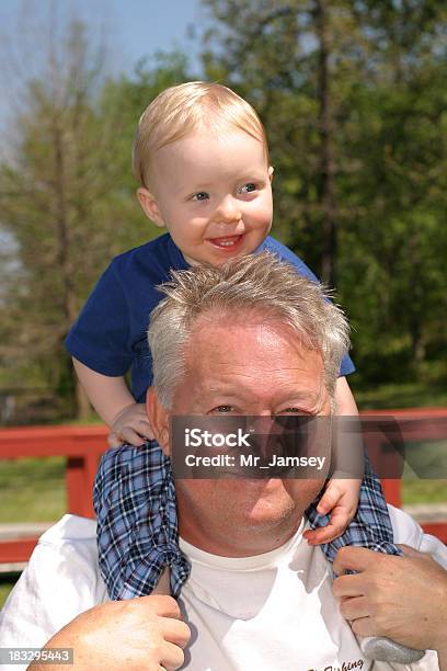 Piggybacking На Grandpa — стоковые фотографии и другие картинки Активный пенсионер - Активный пенсионер, Вертикальный, Весёлый