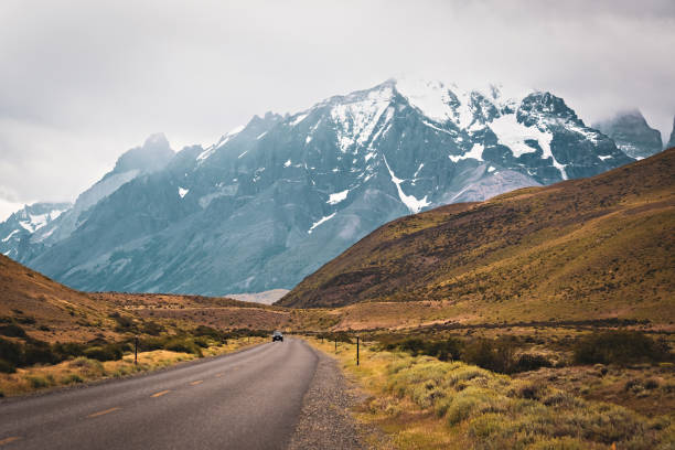 チリのトレス・デル・パイネ国立公園を通る山道 - magallanes y antartica chilena region ストックフォトと画像