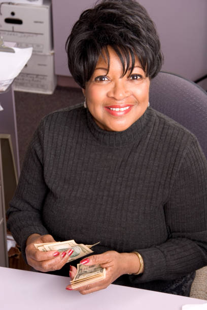 cajero de banco sonrisa -1 - bank teller women african descent american culture fotografías e imágenes de stock