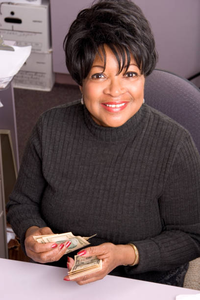 работник банка улыбка -1 - bank teller women african descent american culture стоковые фото и изображения