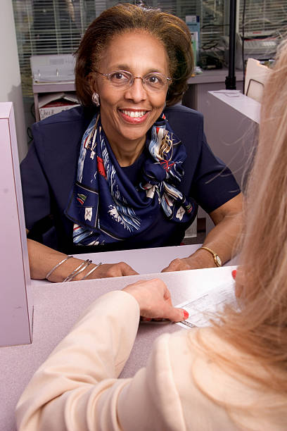работник банка улыбка - 9 - bank teller women african descent american culture стоковые фото и изображения
