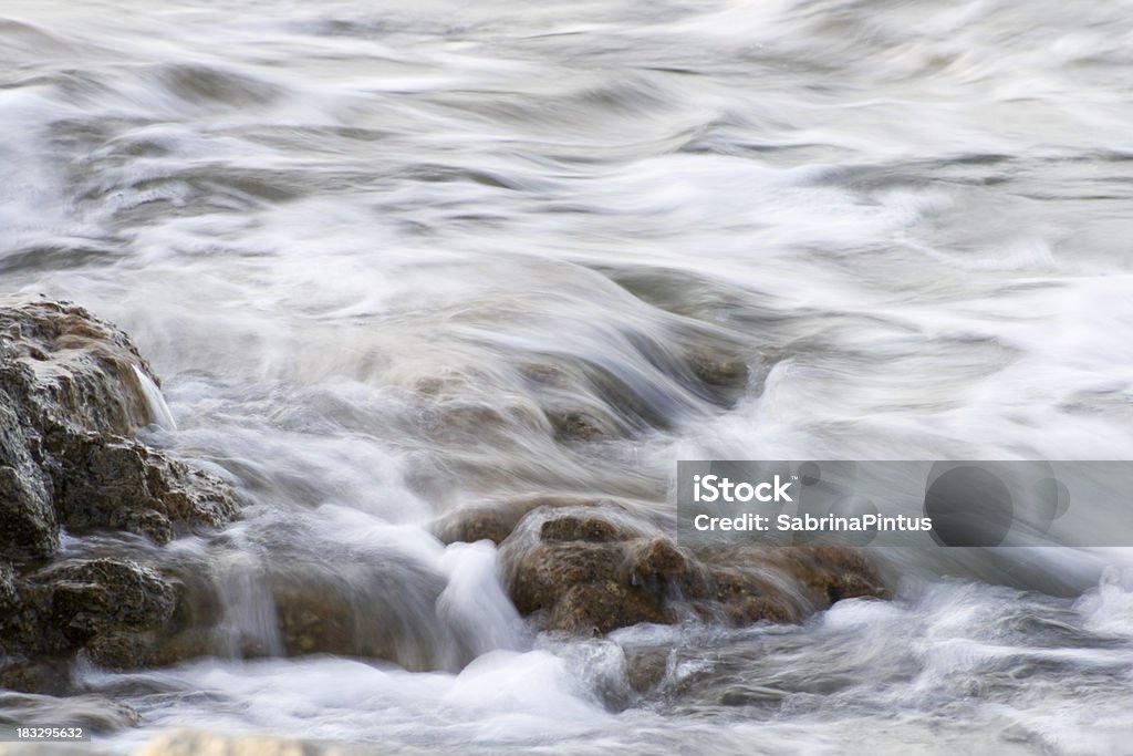 Woda płynąca na rocks - Zbiór zdjęć royalty-free (Bez ludzi)
