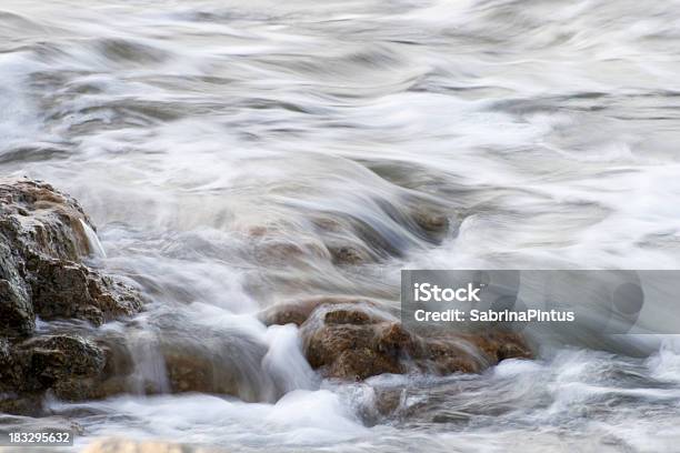 Woda Płynąca Na Rocks - zdjęcia stockowe i więcej obrazów Bez ludzi - Bez ludzi, Biały, Długie naświetlanie