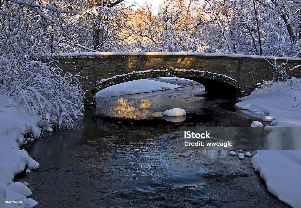 Nascer do sol de inverno Bridge - Foto de stock de Curso de Água royalty-free