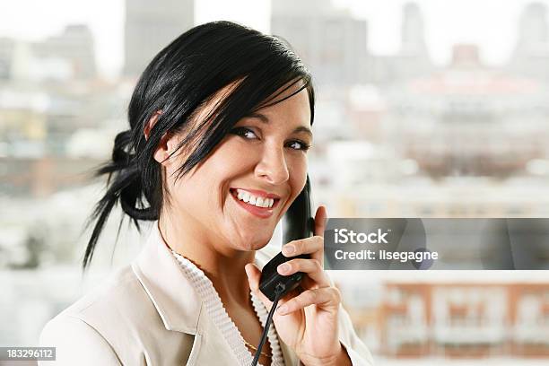 휴대폰의 여자 갈색 머리에 대한 스톡 사진 및 기타 이미지 - 갈색 머리, 건물 외관, 고객 서비스 담당자