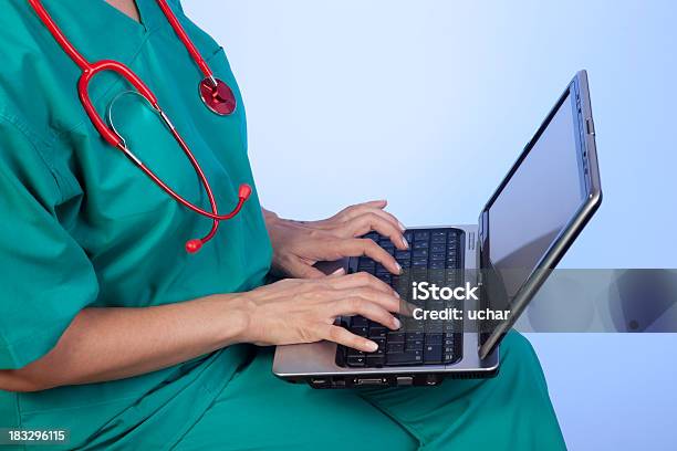 Medico Lavorando Sulla Tavoletta Digitale - Fotografie stock e altre immagini di Computer portatile - Computer portatile, Adulto, Ambulatorio medico