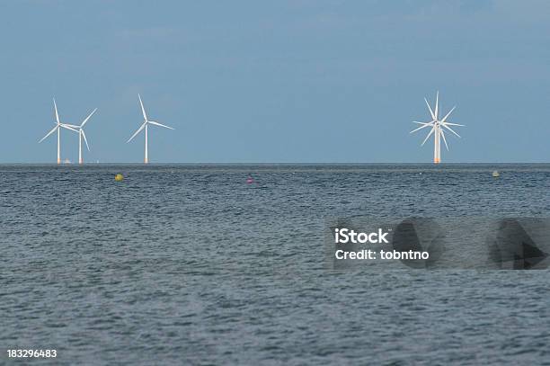 Offshore Windfarm W Anglii - zdjęcia stockowe i więcej obrazów Brzeg wody - Brzeg wody, Czysty, Elektryczność