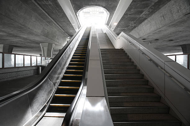getting ahead (schody ruchome vs schodów - tough choices zdjęcia i obrazy z banku zdjęć