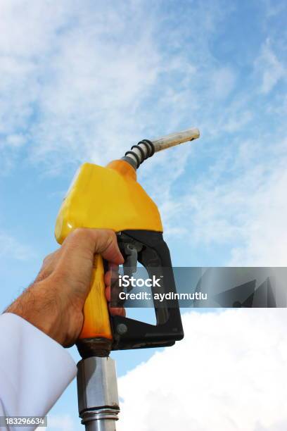 Punho De Bomba De Gás - Fotografias de stock e mais imagens de Abastecer - Abastecer, Amarelo, Azul