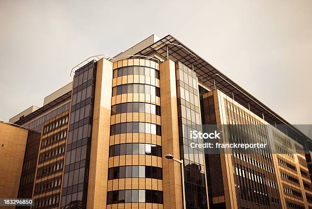 Angolo Moderno Edificio Aziendale Grattacielo Che Riflette In Facciatabruxelles - Fotografie stock e altre immagini di Acciaio