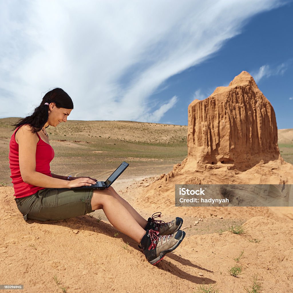Młoda kobieta z laptopa na czerwony cliff - Zbiór zdjęć royalty-free (Otwarta przestrzeń - Ustawienia)