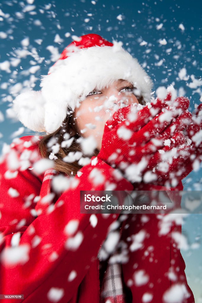 Woman blowing snow przeciw błękitne niebo - Zbiór zdjęć royalty-free (20-24 lata)