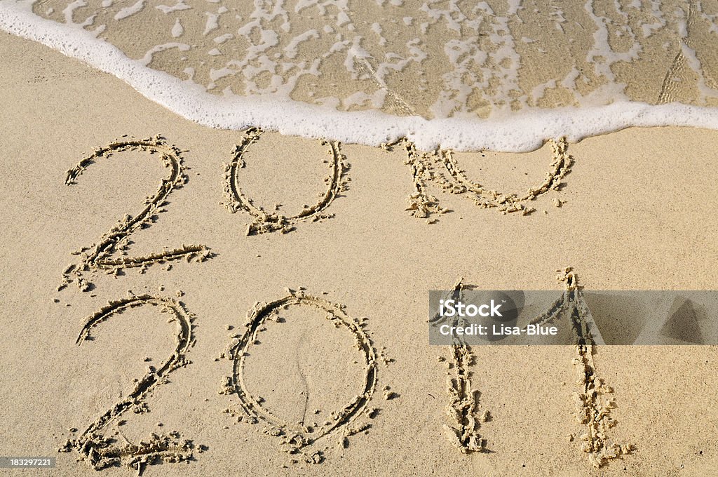 Nuovo anno scritta nella sabbia con l'onda - Foto stock royalty-free di Acqua