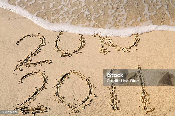 New Year Written In The Sand W Волну — стоковые фотографии и другие картинки XXI век - XXI век, Без людей, Берег реки