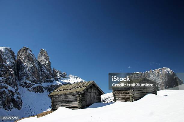 Alpine Chalets En Los Alpes Dolomíticos Foto de stock y más banco de imágenes de Aire libre - Aire libre, Alpes Dolomíticos, Alpes Europeos