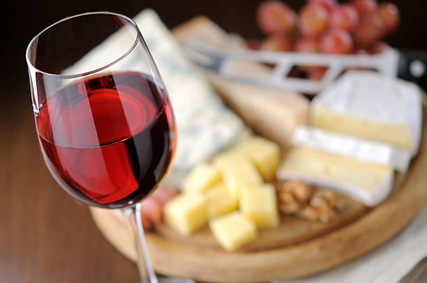 치즈 및 와인 - cheese wine food parmesan cheese 뉴스 사진 이미지