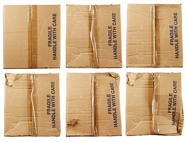 still life-carte de fort fragile - corrugated cardboard moving house cardboard box photos et images de collection