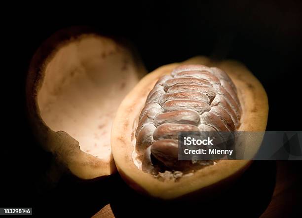 Photo libre de droit de Fève De Cacao banque d'images et plus d'images libres de droit de Affluence - Affluence, Aliment, Aliment cru