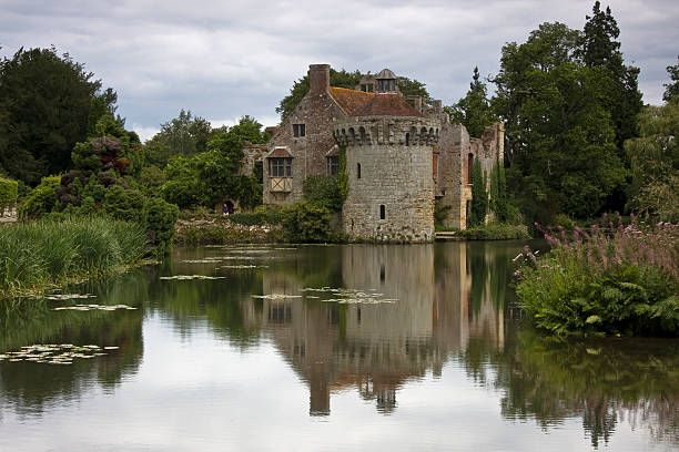 reflections of scotney castillo - scotney castle fotografías e imágenes de stock