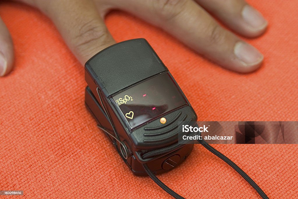 oximeter vérification - Photo de Prendre le pouls libre de droits