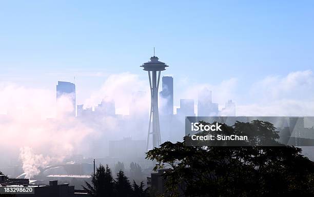 Seattle Wa En La Mañana Foto de stock y más banco de imágenes de Aguja espacial - Aguja espacial, Niebla, Aire libre