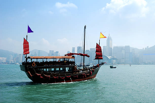 istock Junkboat in Hong Kong 183298768