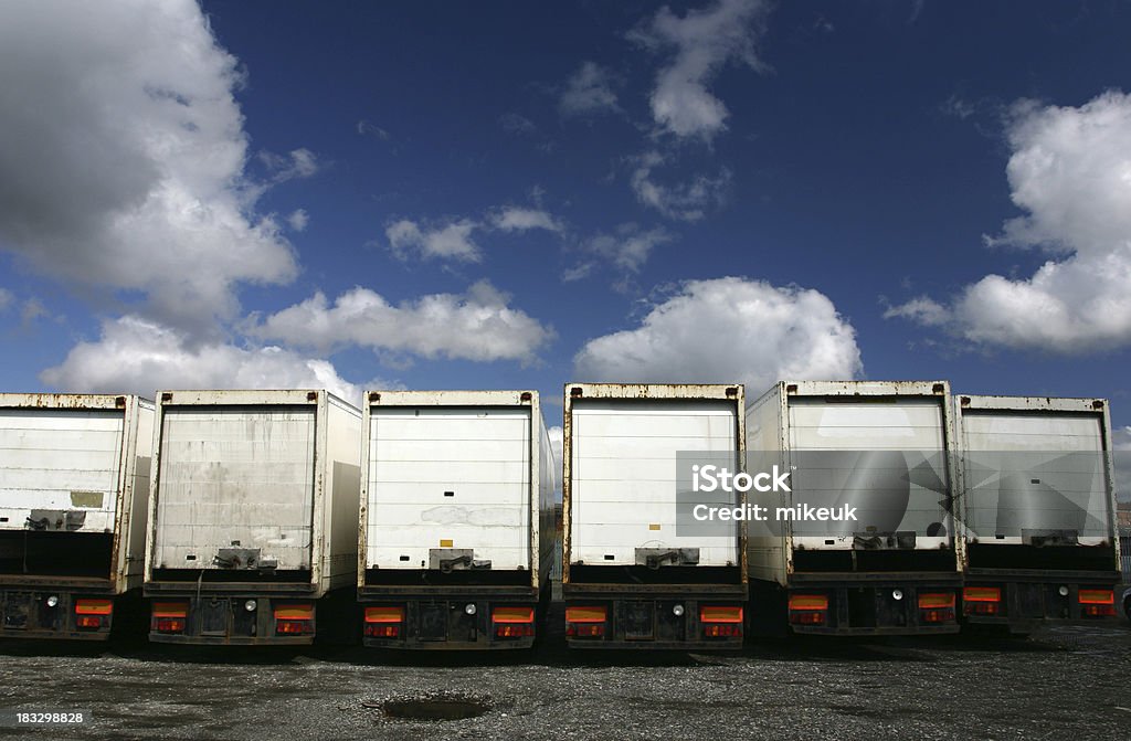 Camion articolato Rimorchi per autocarri in park - Foto stock royalty-free di Rimorchio