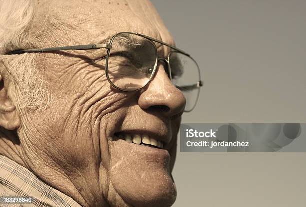 Foto de Homem Idoso e mais fotos de stock de Olhar - Olhar, 70 anos, Adulto