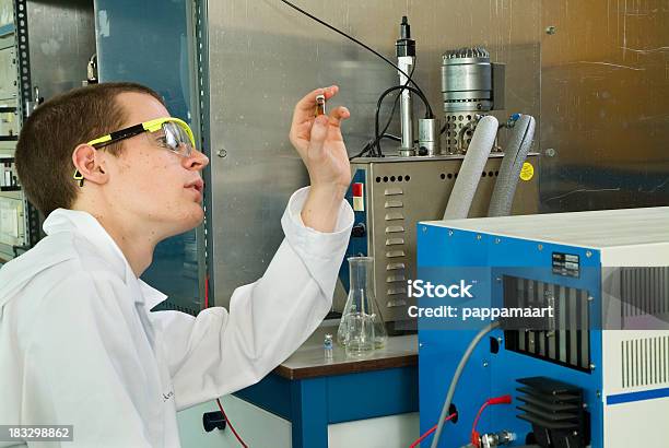 Photo libre de droit de Étudiant Ou Scientifique Examine Goûtez Dans Une Bouteille banque d'images et plus d'images libres de droit de Assistant chimiste