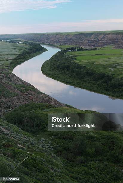 Red Deer River Z Orkney Point - zdjęcia stockowe i więcej obrazów Alberta - Alberta, Badlands, Bajeczne kominy i iglice skalne